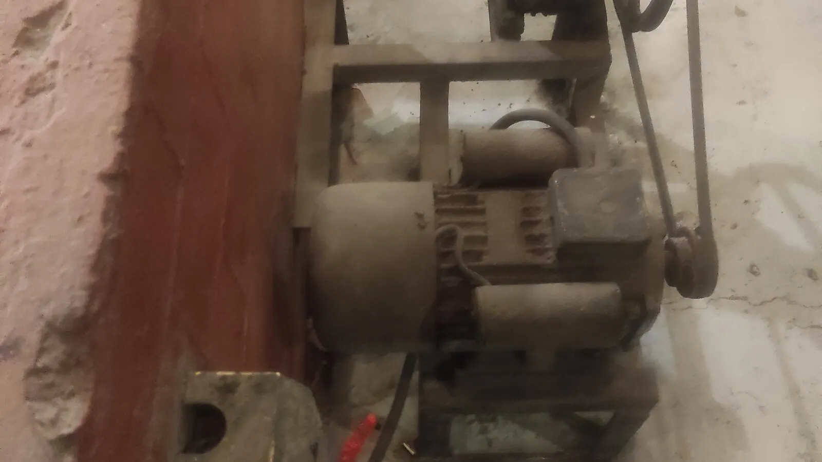 Electric drive motor and belt pulley on a machine frame